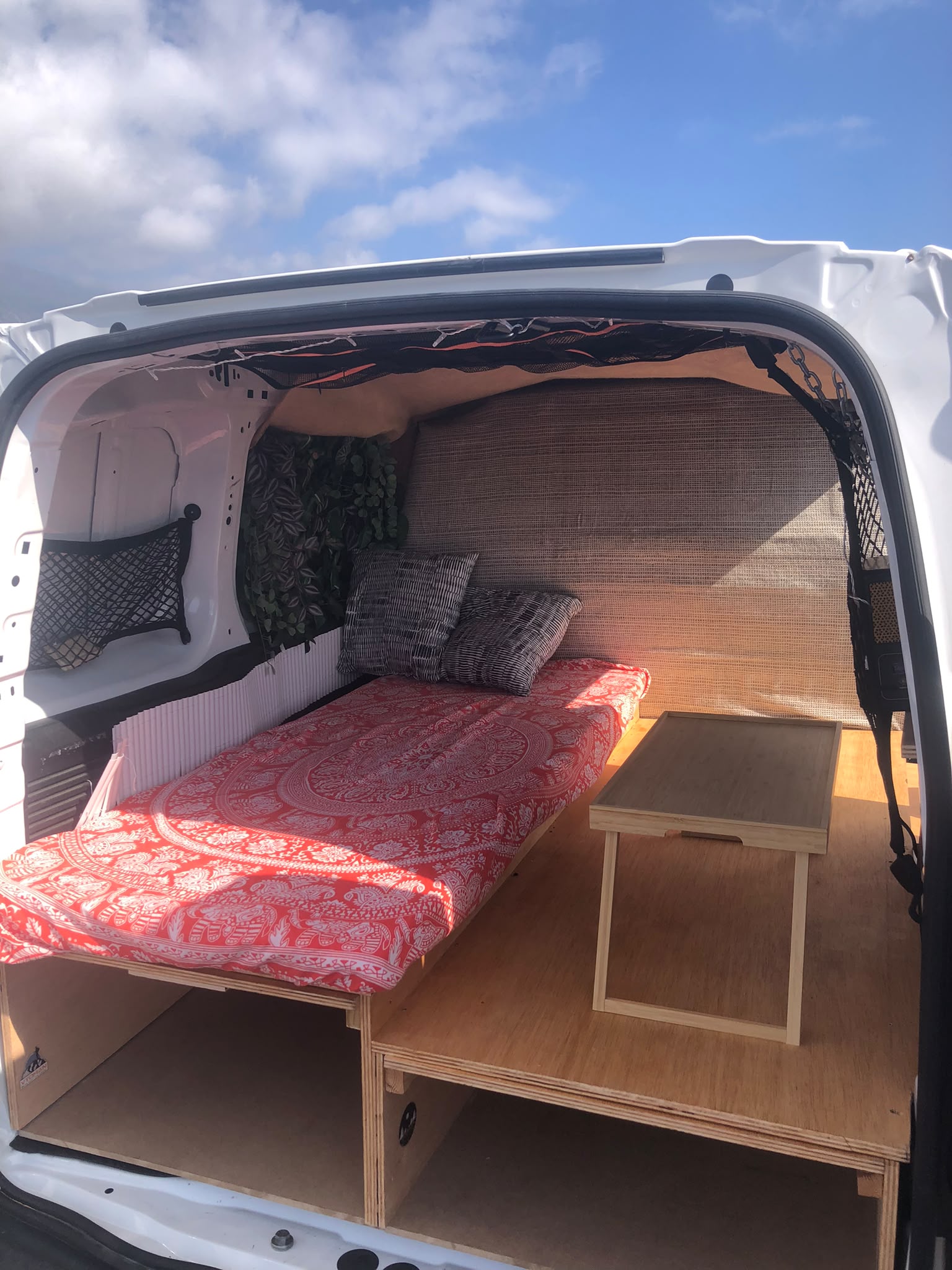 Configuración del interior con almacenaje modular y mesa plegable